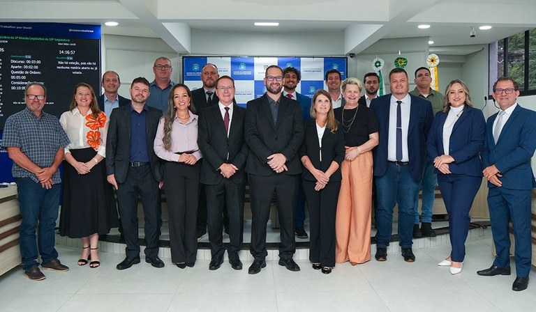 Adolfo assume cadeira na Câmara