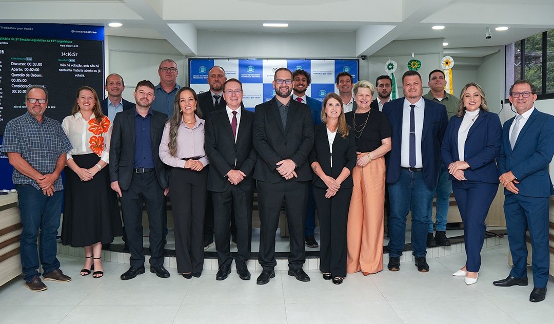 Adolfo assume cadeira na Câmara