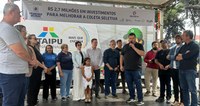Cooperativas de recicláveis recebem caminhões e equipamentos 