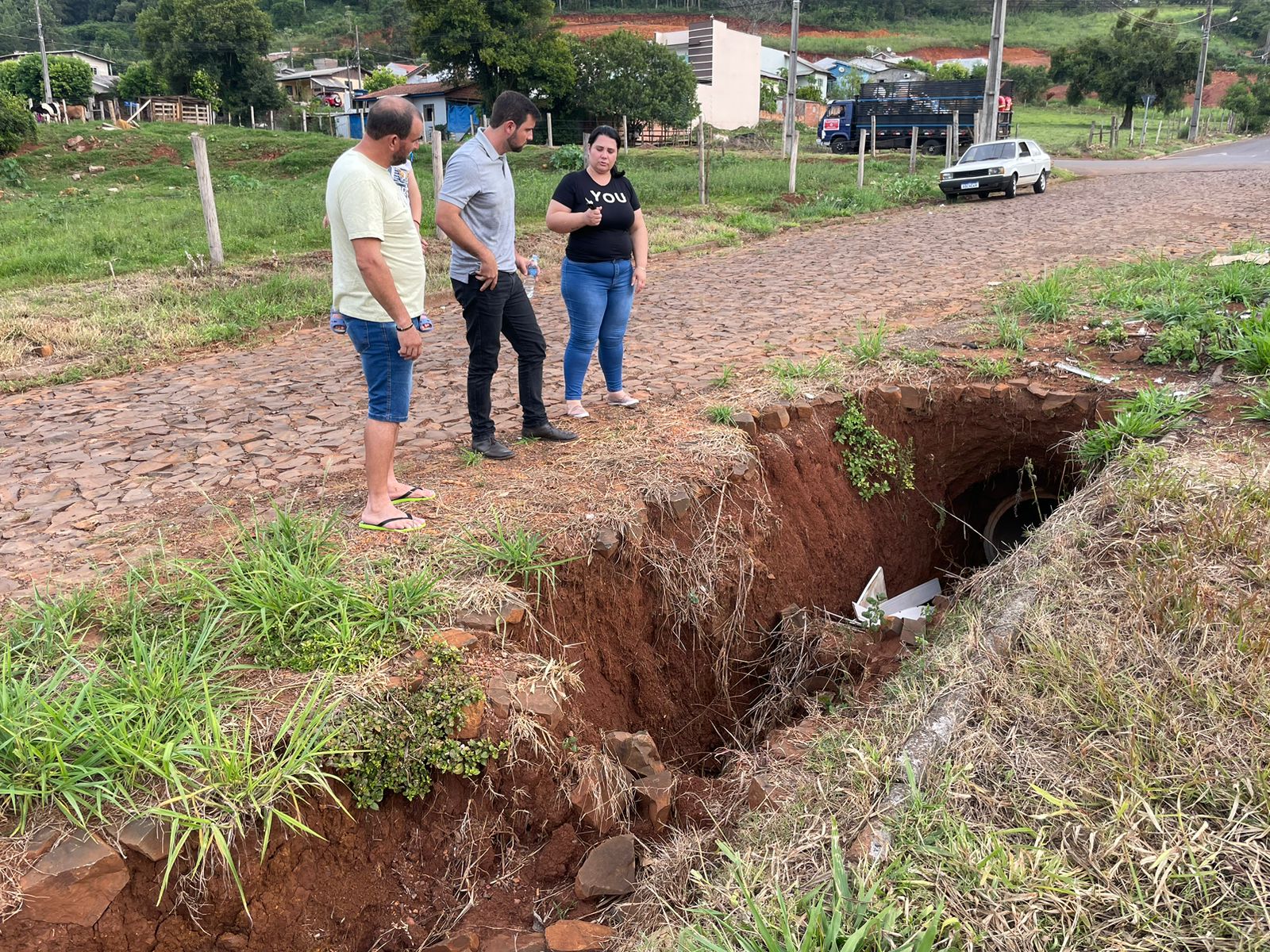 JEAN VERIFICA BURACO EM RUA DO BAIRRO AEROPORTO E PEDE SOLUÇÃO