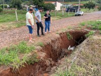JEAN VERIFICA BURACO EM RUA DO BAIRRO AEROPORTO E PEDE SOLUÇÃO