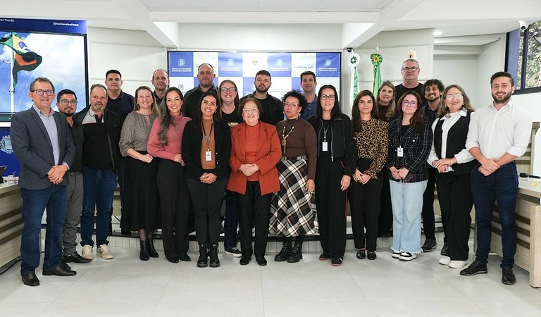 Legislativo recebe a secretária da Mulher 
