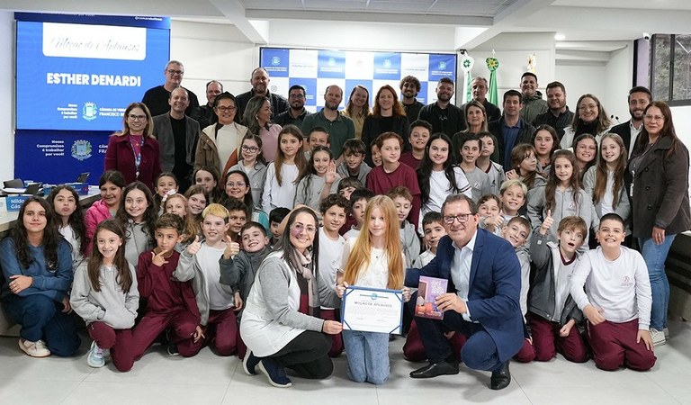 Legislativo reconhece o talento de jovem escritora 