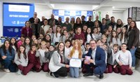 Legislativo reconhece o talento de jovem escritora 