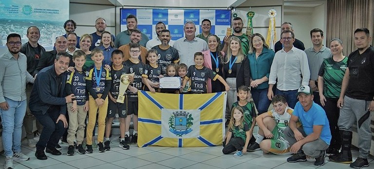 Meninos Bom de Bola recebem homenagem da Câmara 