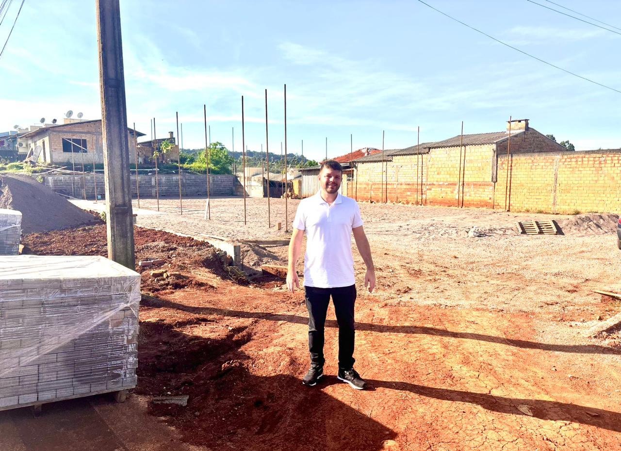 MINI ARENA ESPORTIVA ESTÁ SENDO CONSTRUIDA NO BAIRRO PINHEIRÃO