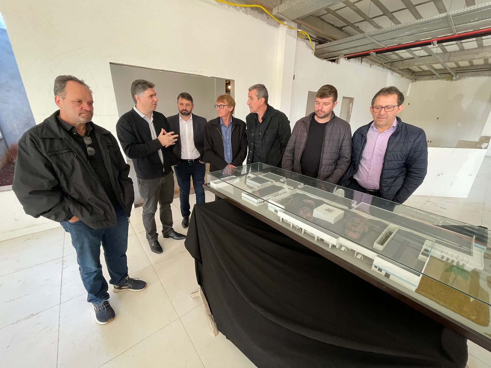 OBRAS DO HOSPITAL INTERMUNICIPAL SEGUEM PARA A FASE DE ACABAMENTO