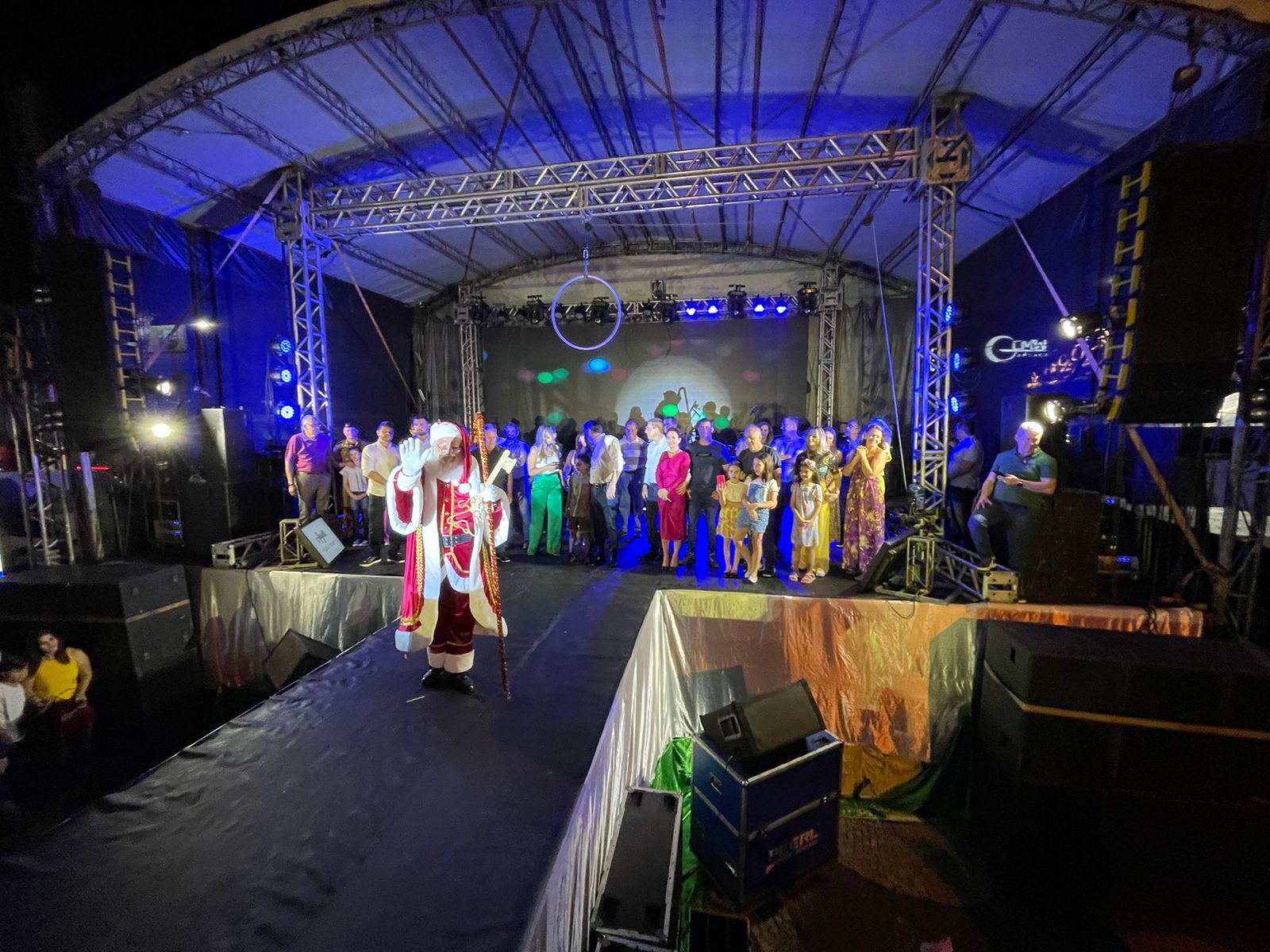 PAPAI NOEL DESCE DE RAPEL PARA FAZER ABERTURA DO NATAL EM BELTRÃO