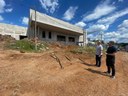 PEDRO TUFÃO E FERNANDO MISTURINI VISITAM OBRAS DO HOSPITAL INTERMUNICIPAL