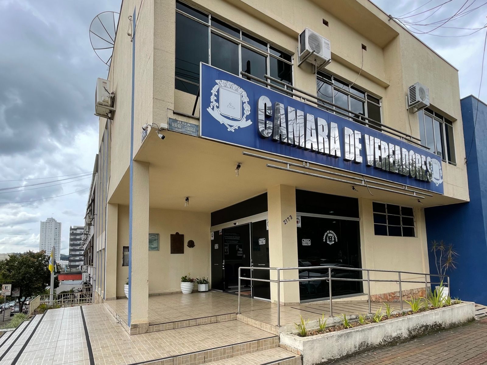 PROJETO DE LEI QUE PREVÊ INSTALAÇÃO DE DETECTORES DE METAIS EM ESCOLAS É PROTOCOLADO NA CÂMARA