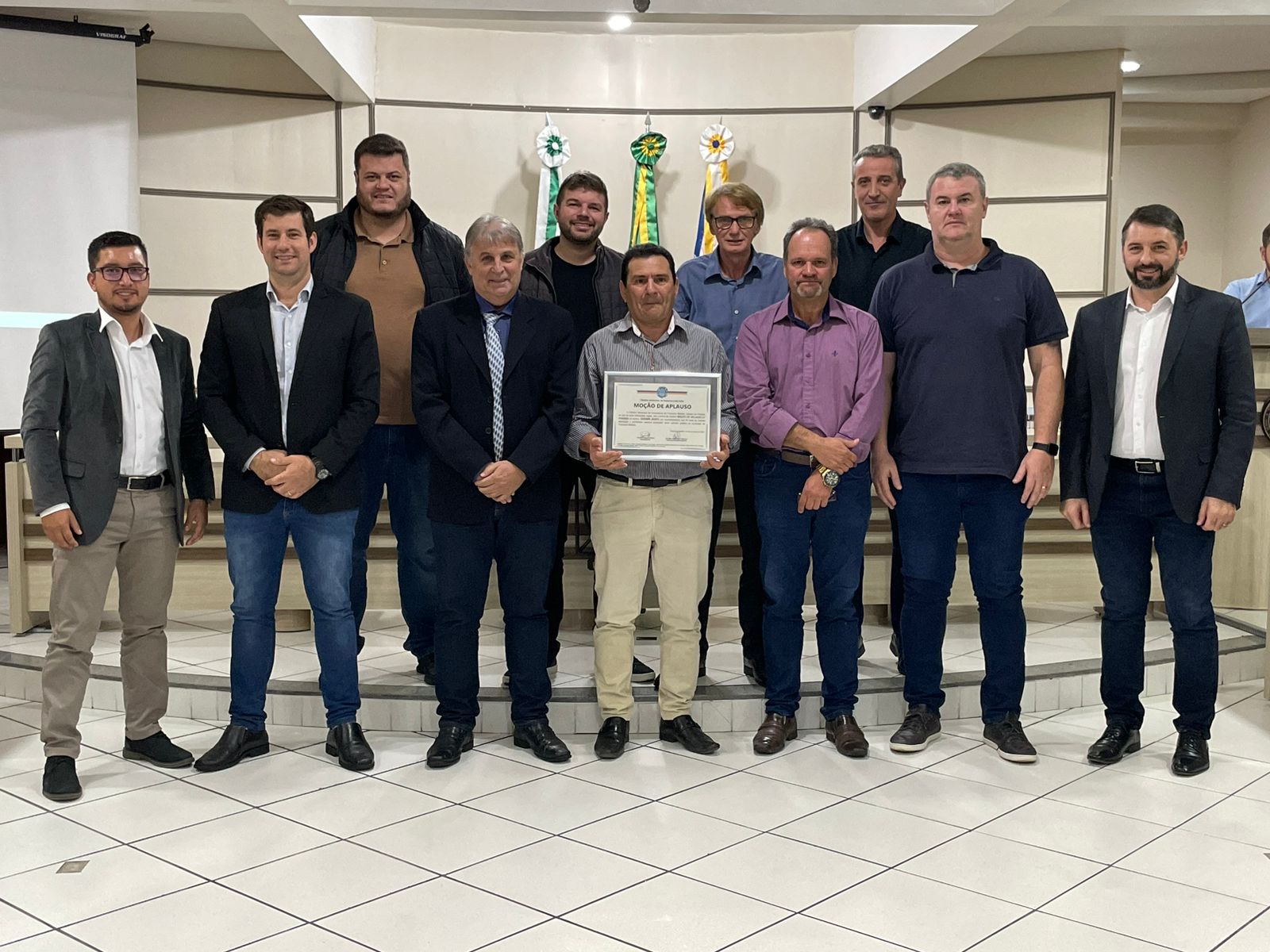 SERVIDOR MUNICIPAL COM QUASE 45 ANOS DE CARREIRA É HOMENAGEADO PELA CÂMARA