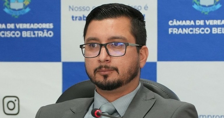 Tiago cobra material escolar grátis na rede municipal 