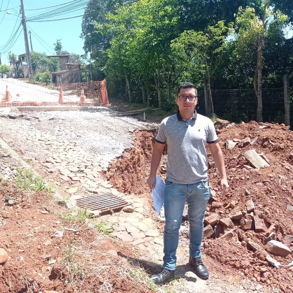 VEREADOR TIAGO CORREA ACOMPANHA E FISCALIZA OBRAS DE INFRAESTRUTURA