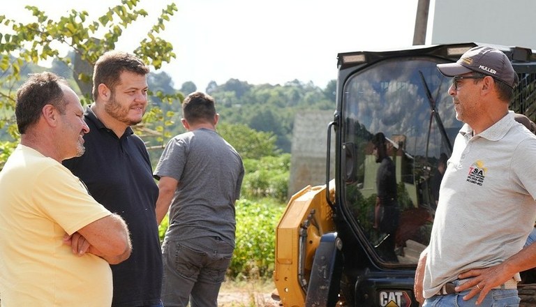 Vereadores acompanham obras de asfaltamento