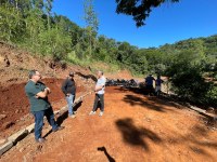 VEREADORES DILE E OBERDAN FISCALIZAM OBRA DE CALÇAMENTO