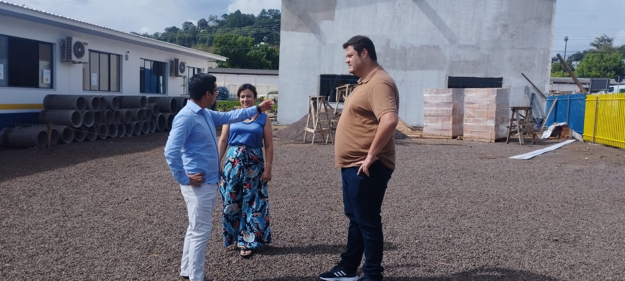 VEREADORES FISCALIZAM OBRAS EM ESCOLA DE FRANCISCO BELTRÃO
