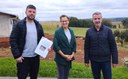 VEREADORES PEDRO E OBERDAN RECEBEM ABAIXO ASSINADO PEDINDO MELHORIAS EM ESTRADAS VEREADORES PEDRO E OBERDAN RECEBEM ABAIXO ASSINADO PEDINDO MELHORIAS EM ESTRADAS