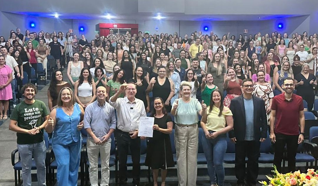 Vereadores prestigiam a posse de novos professores 