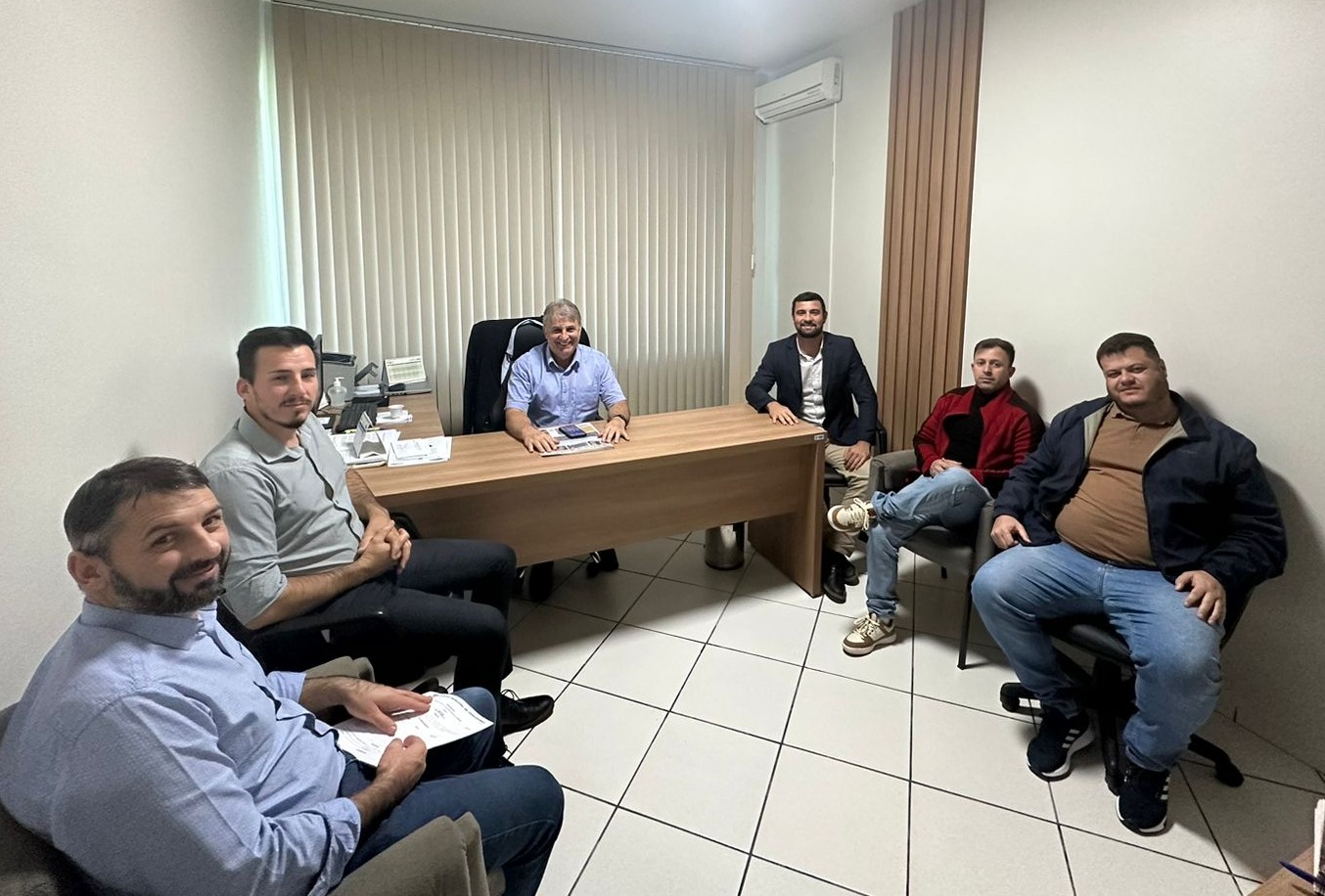 VEREADORES SE REÚNEM COM SINDICATO DOS PROFESSORES